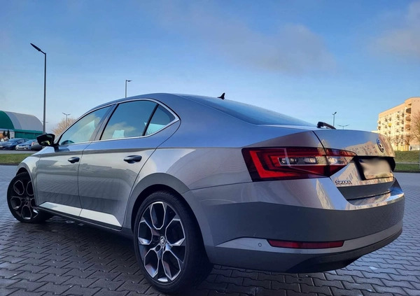 Skoda Superb cena 49900 przebieg: 300000, rok produkcji 2015 z Łasin małe 232